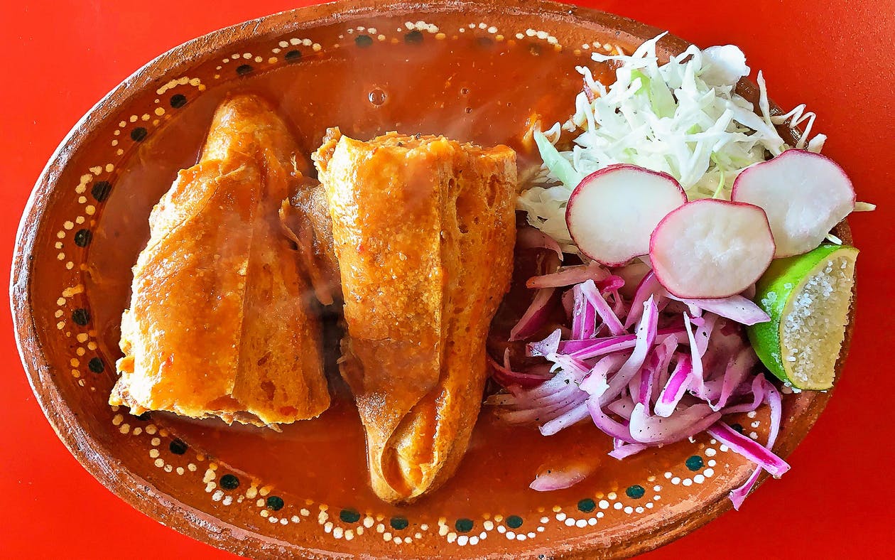 torta ahogada on plate